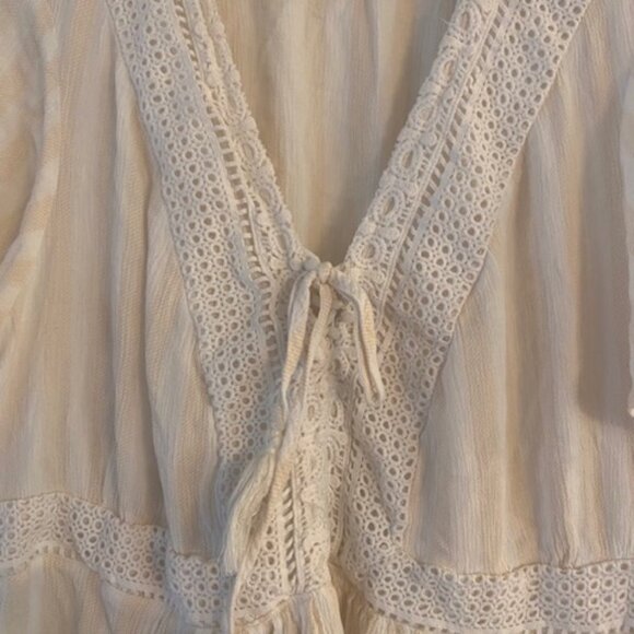 Torrid Women's White Tan Striped Crochet trim Flutter Sleeve top size 2/ 18-20 - Picture 2 of 7